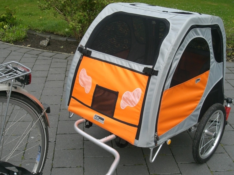 Animalshopping.de - 4. Als Rad-Fixierung besitzt der DogBus eine  Feststellbremse an beiden Rädern. Der Comfort Wagon bietet eine  Klettsicherung.